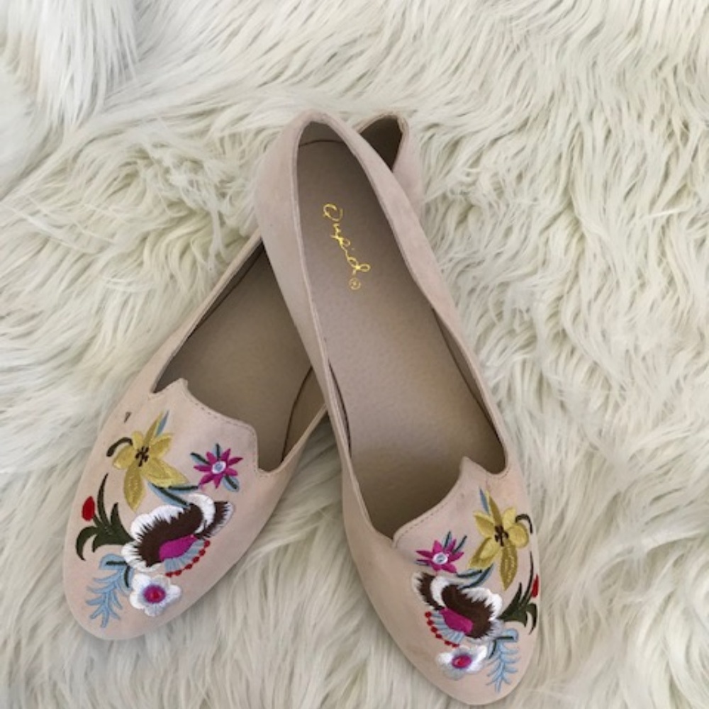Beige floral embroidered loafers